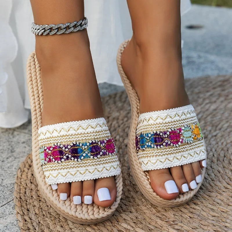 L'Évasion – Mules Plates à Broderies Artisanales