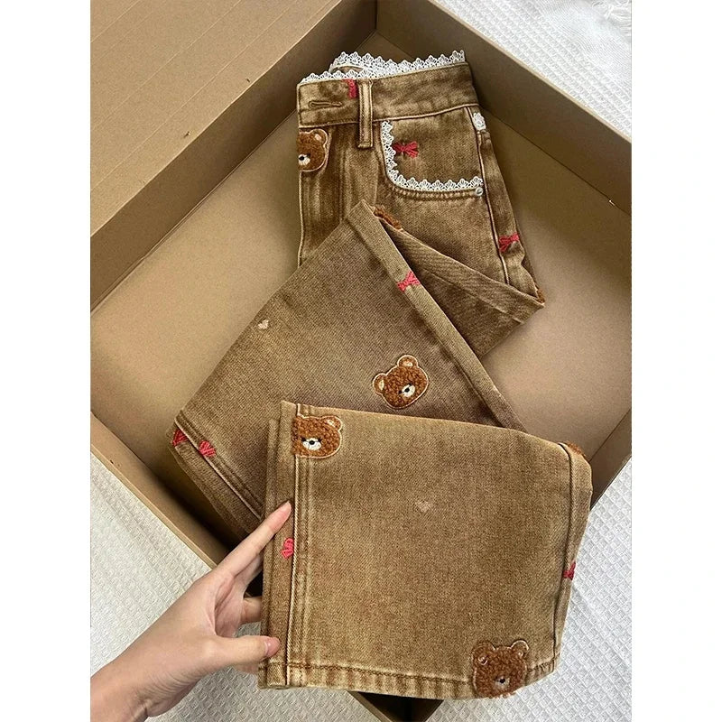 Le Malicieux – Pantalon Jean Marron Détails Dentelle & Oursons