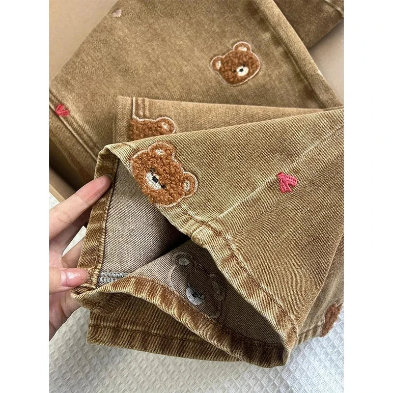 Le Malicieux – Pantalon Jean Marron Détails Dentelle & Oursons