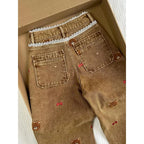 Le Malicieux – Pantalon Jean Marron Détails Dentelle & Oursons