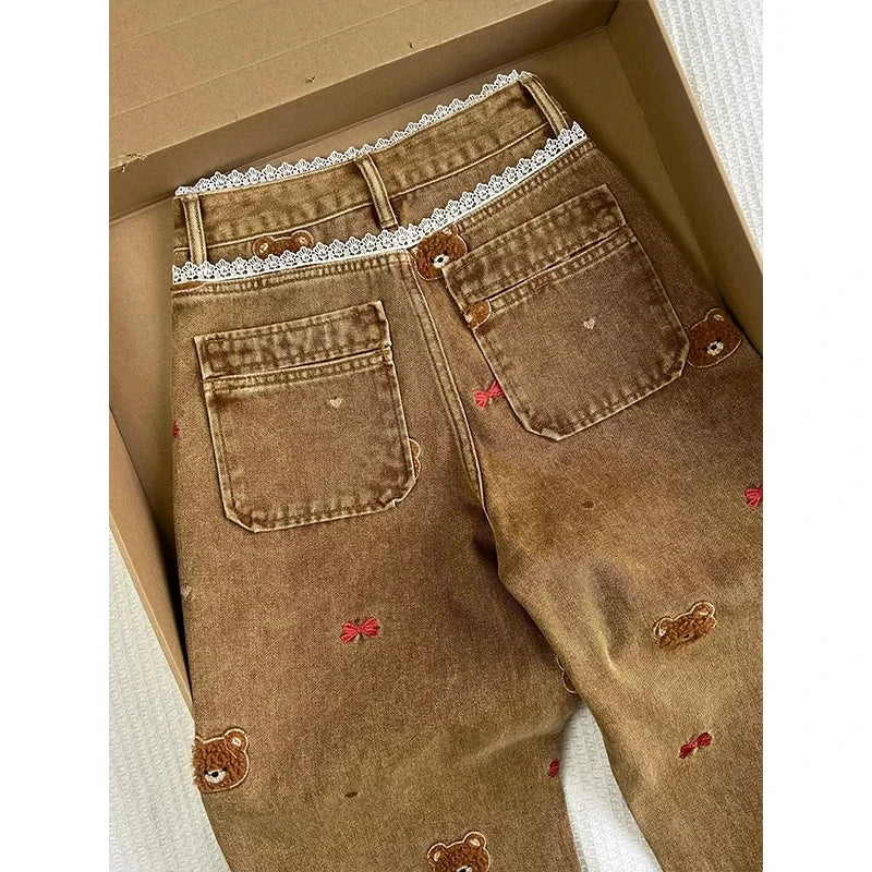 Le Malicieux – Pantalon Jean Marron Détails Dentelle & Oursons