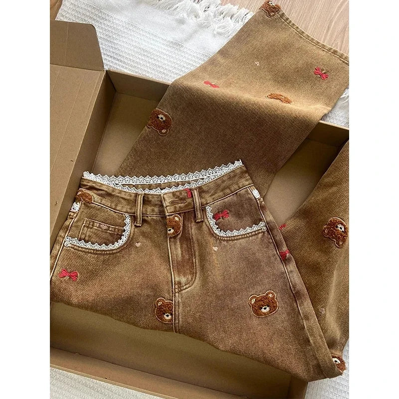 Le Malicieux – Pantalon Jean Marron Détails Dentelle & Oursons