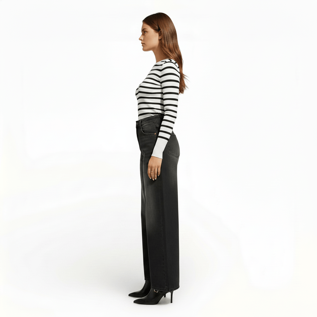 Pantalon en jean femme taille haute, coupe droite en denim noir à effet délavé.