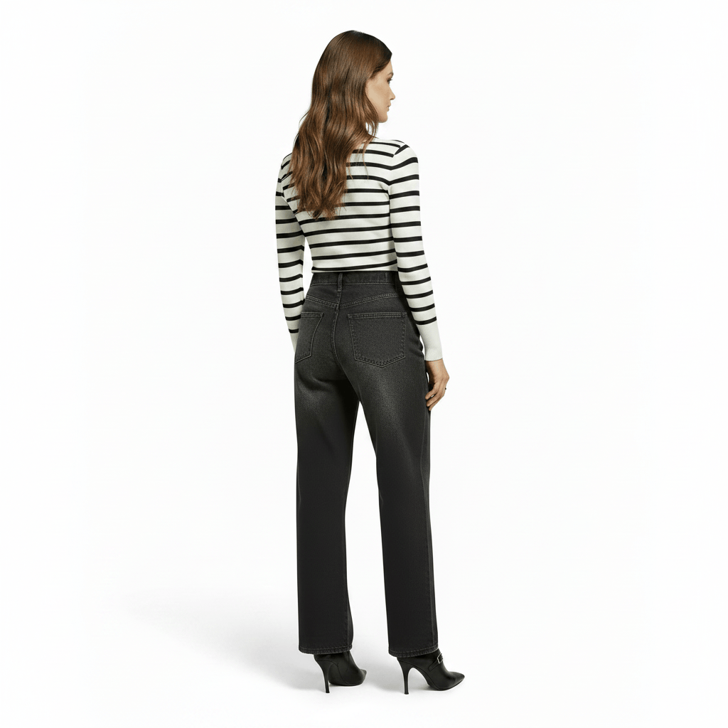 Pantalon en jean femme taille haute, coupe droite en denim noir à effet délavé.